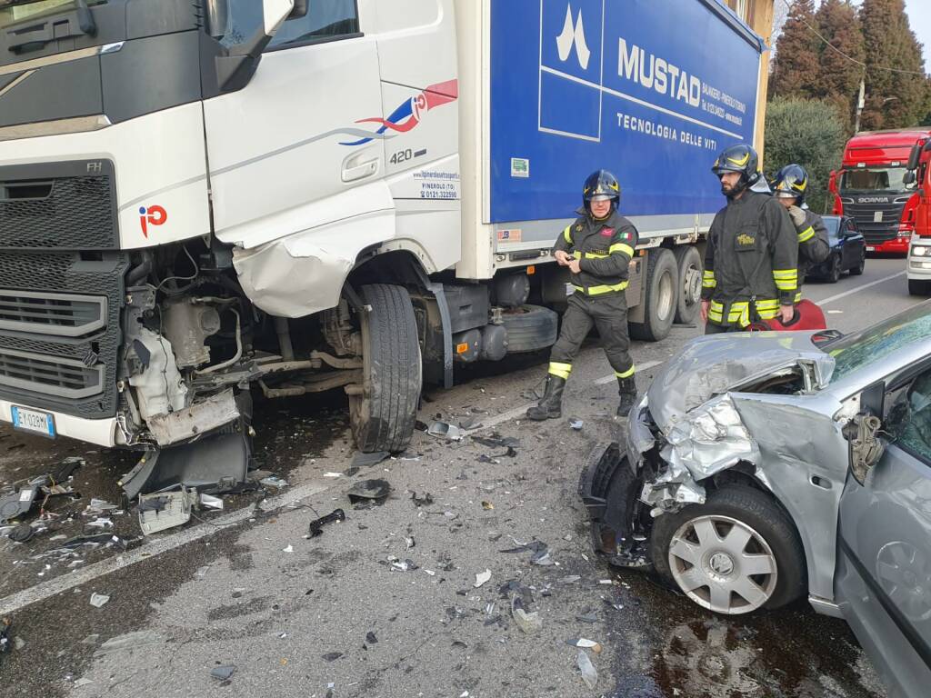 incidente auto camion travedona monate