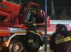 Ispra - Vigili del fuoco con l'autogru