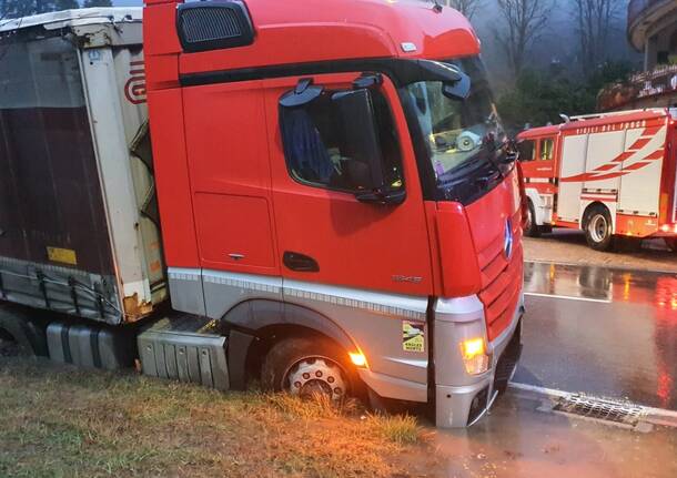 Laveno Mombello, Vigili del fuco al lavoro per un camion impantanato