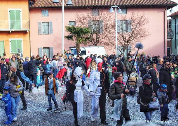 La sfilata dei carri al carnavale di Ispra