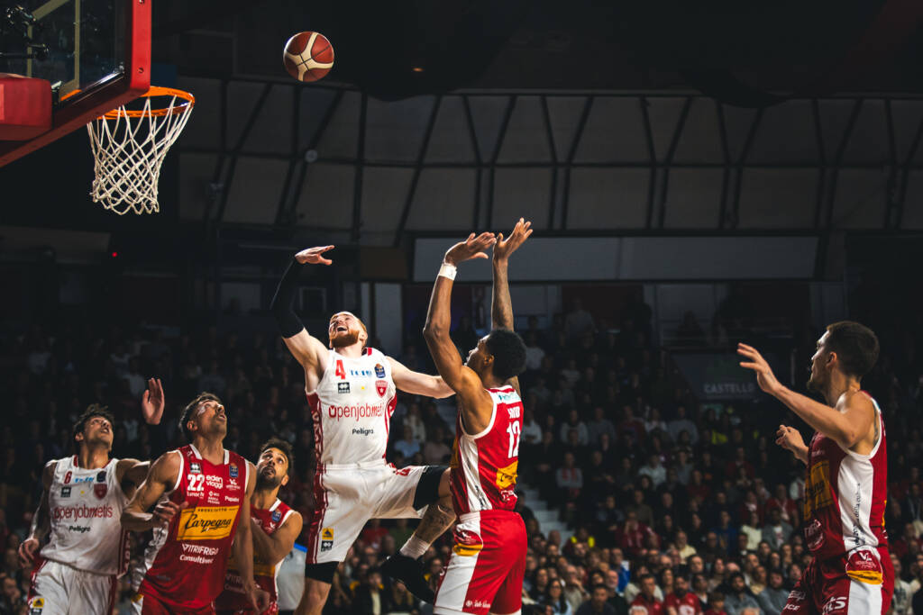 Le foto di Openjobmetis Varese – Carpegna Pesaro 91-80 