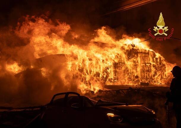 Mega incendio a Truccazzano, nel Milanese: a fuoco un capannone di 8 mila mq