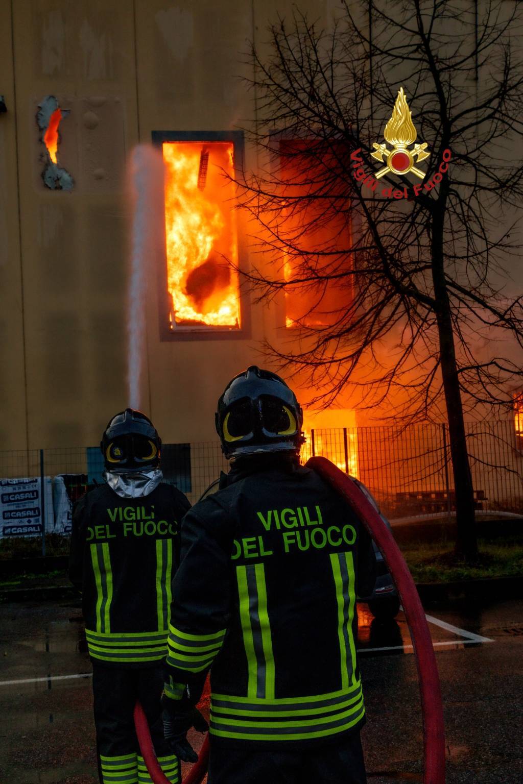 Mega incendio a Trucazzano, nel Milanese: a fuoco un capannone di 8 mila mq