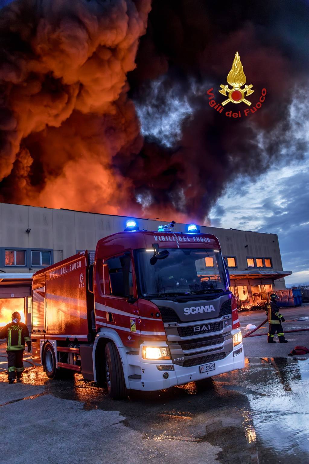 Mega incendio a Trucazzano, nel Milanese: a fuoco un capannone di 8 mila mq
