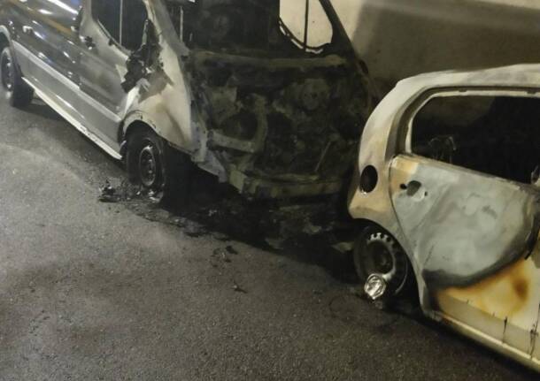 Nove veicoli in fiamme nella notte a Busto Arsizio