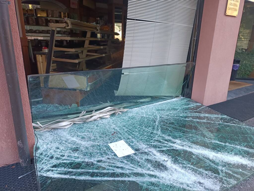 Pasticceria marabelli casbeno vetrina sfondata