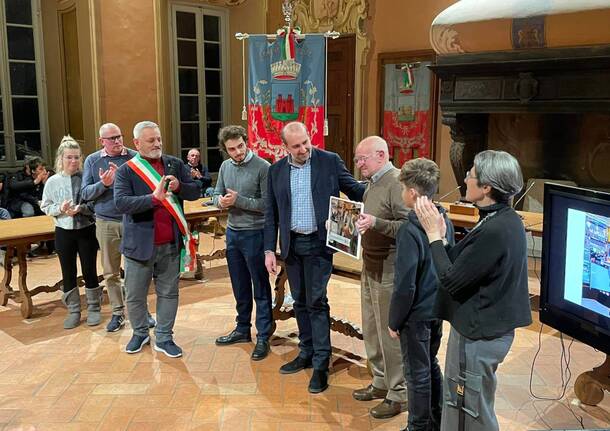 Azzate premia i suoi cittadini illustri, ecco chi ha ricevuto il “Boeu da ‘za”