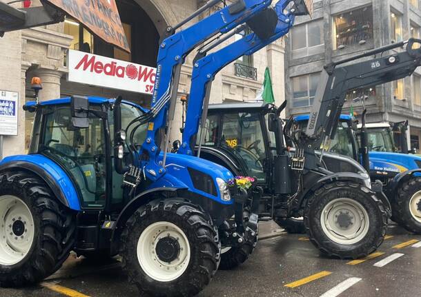 Protesta degli agricoltori in piazza Monte Grappa a Varese