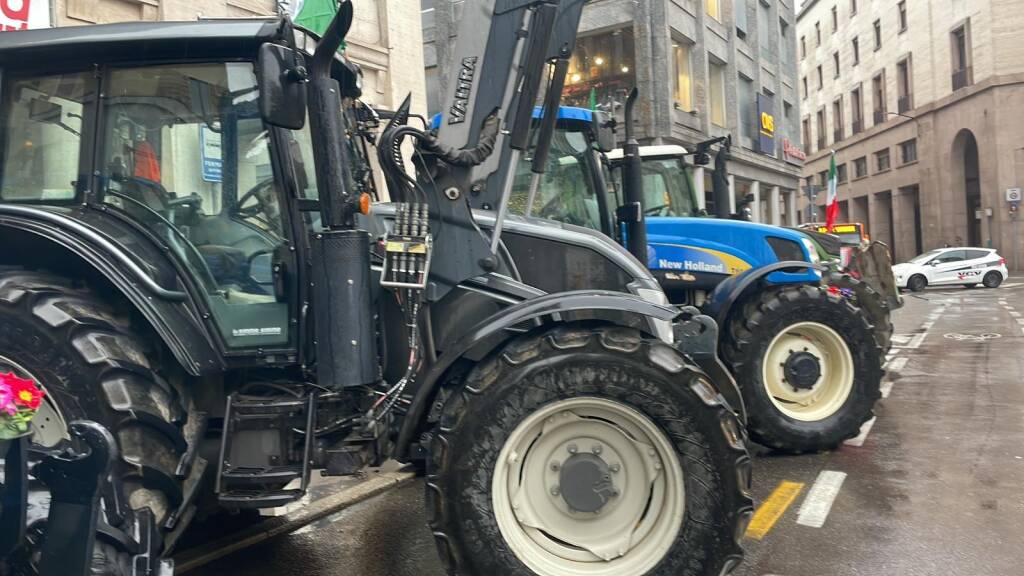 Protesta degli agricoltori in piazza Monte Grappa a Varese