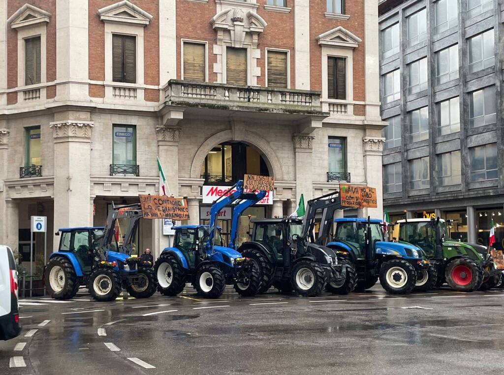 Protesta degli agricoltori in piazza Monte Grappa a Varese