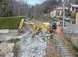 Ruspe al lavoro, giù il ponte sul Tinella a Luvinate