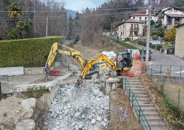 Ruspe al lavoro, giù il ponte sul Tinella a Luvinate