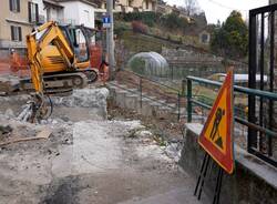 Ruspe al lavoro, giù il ponte sul Tinella a Luvinate