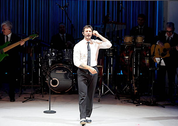 Stefano De Martino sul palco del Teatro di Varese