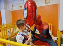 Supereroe come accompagnatore in sala chirurgica