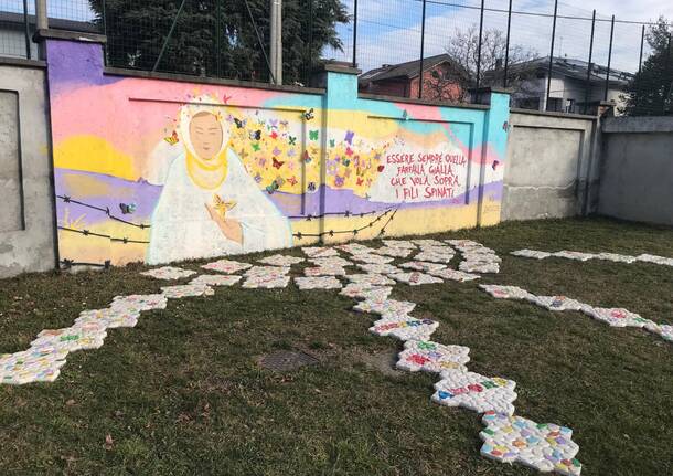 Taglio del nastro per il murales della memoria dell’Istituto Sant’Agnese di Saronno