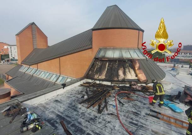 Tetto in fiamme chiesa Rozzano