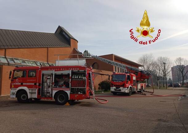 Tetto in fiamme chiesa Rozzano