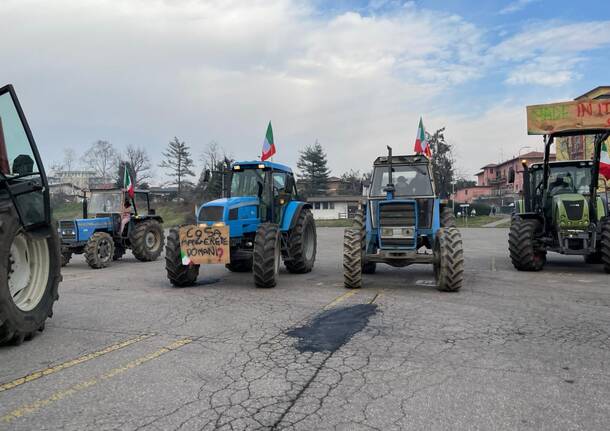 Trattori sulla Varesina a Tradate