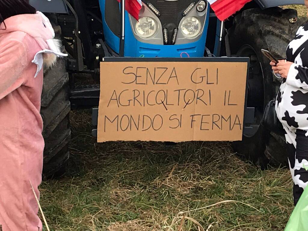Trattori sulla Varesina a Tradate