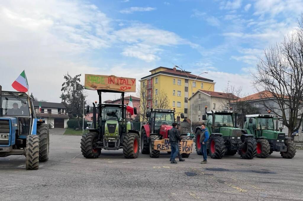 Trattori sulla Varesina a Tradate