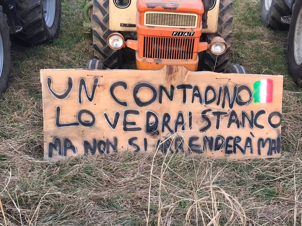 Trattori sulla Varesina a Tradate
