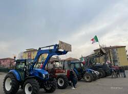 Trattori sulla Varesina a Tradate