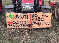 Trattori sulla Varesina a Tradate
