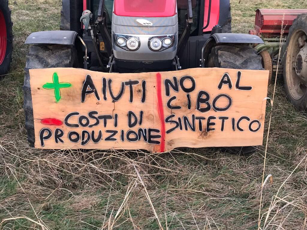 Trattori sulla Varesina a Tradate