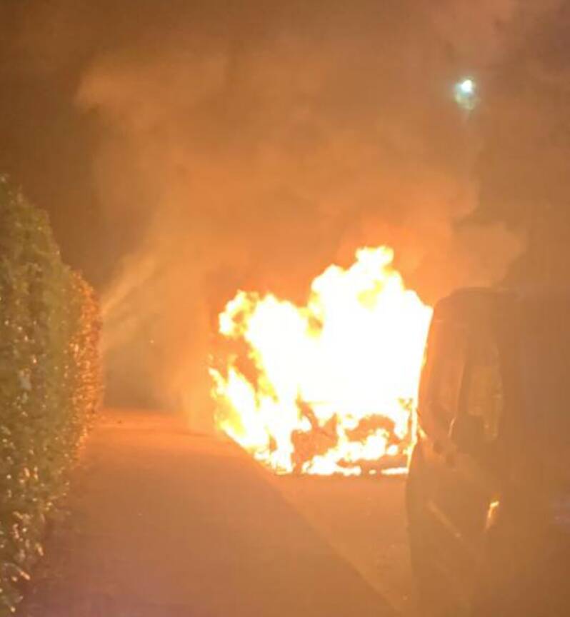 Tre auto in fiamme nella notte a Legnano