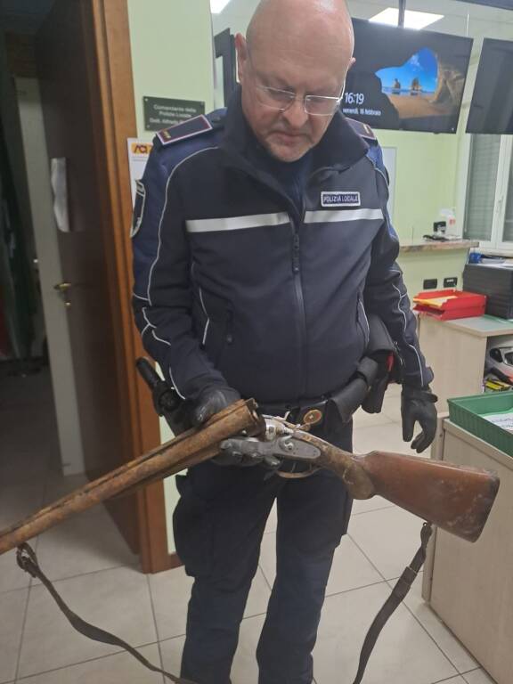 Tre fucili da caccia trovati nei boschi di Origgio