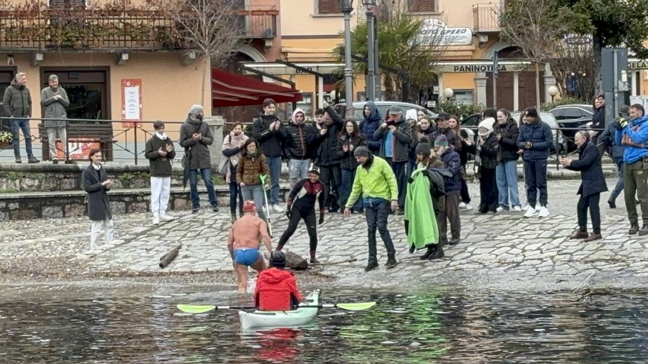 Una nuotata in acque gelide per una “Spesa sballata”