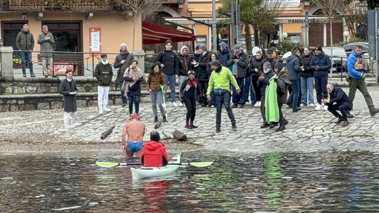 Una nuotata in acque gelide per una “Spesa sballata”