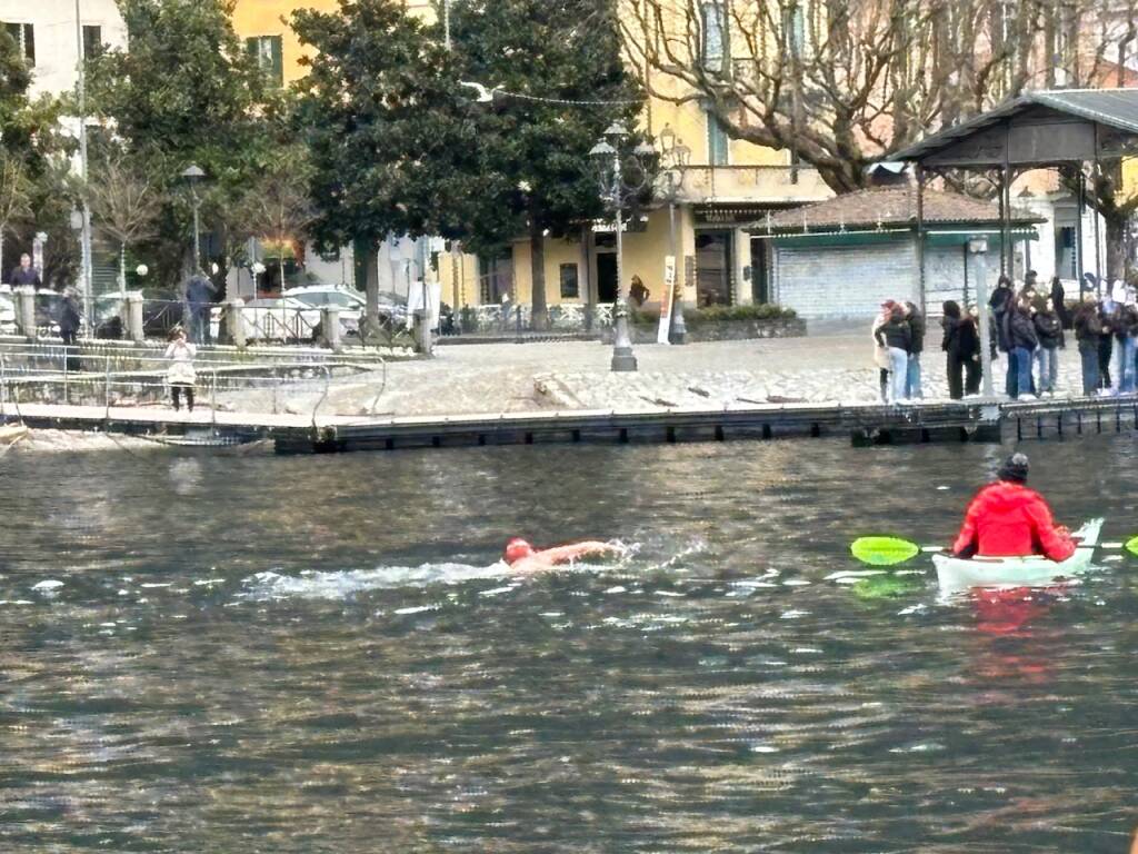 Una nuotata in acque gelide per una “Spesa sballata”