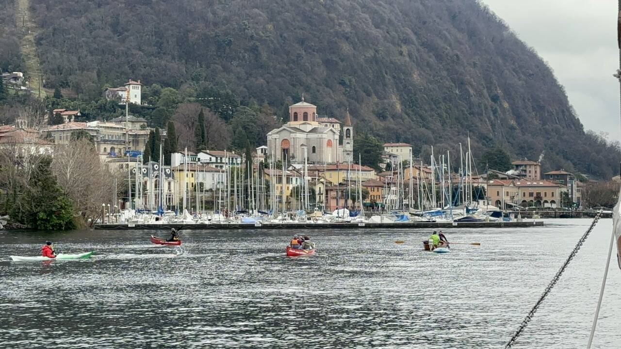 Una nuotata in acque gelide per una “Spesa sballata”