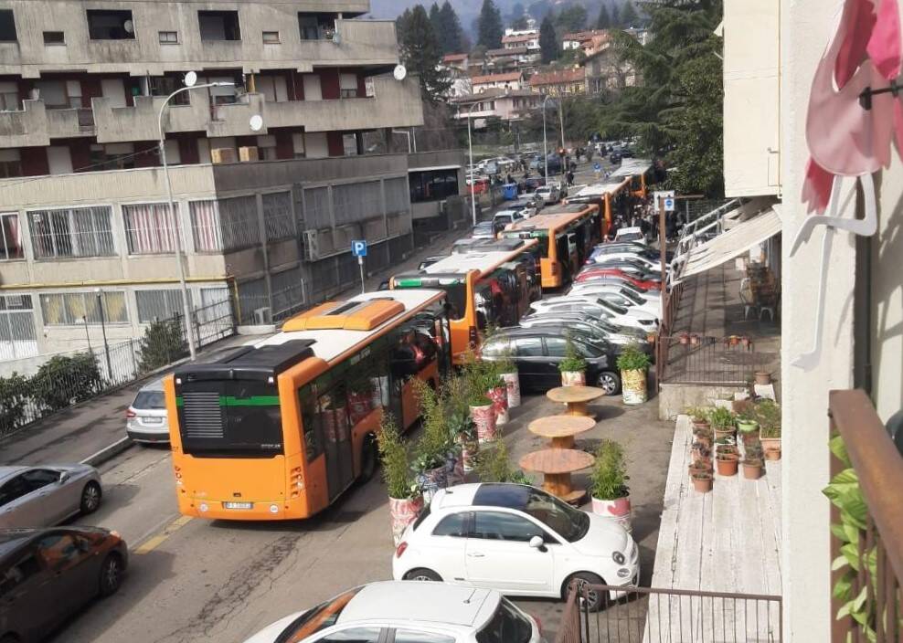 Varese - Caos autobus al liceo Ferrari - via Piatti