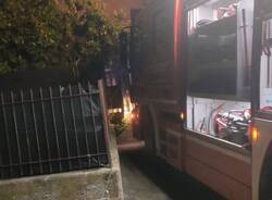 A fuoco un appartamento a Varese, una donna trasportata in ospedale