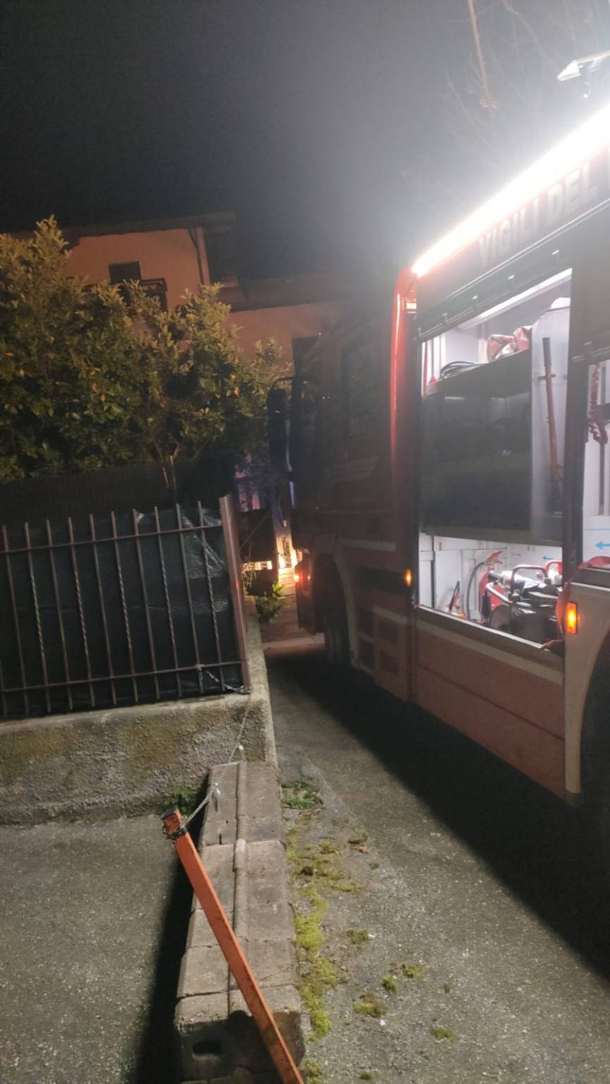 A fuoco un appartamento a Varese, una donna trasportata in ospedale