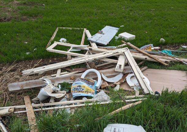 Ambiente Saronno, volontari segnalano l'abbandono di rifiuti a Cascina Colombara