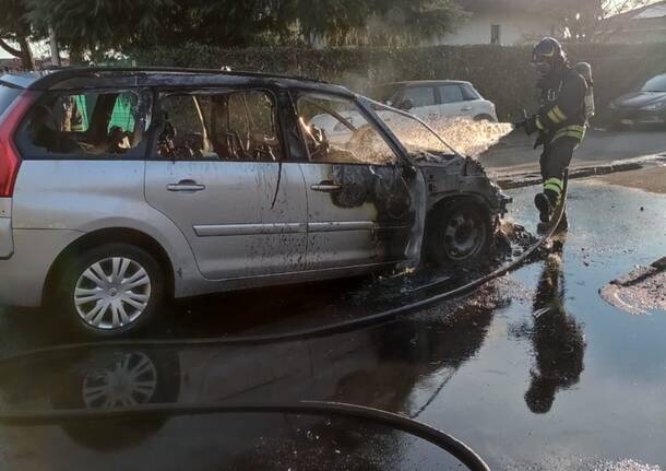 auto incendio cardano al campo