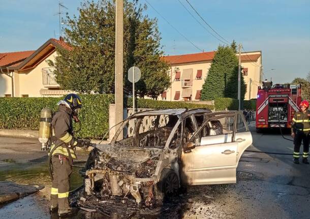 auto incendio cardano al campo