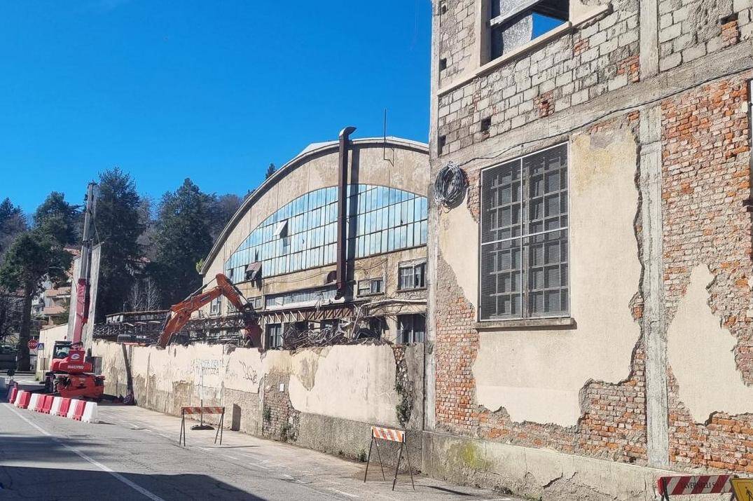 Cade il muro intorno all'ex Aermacchi di Varese
