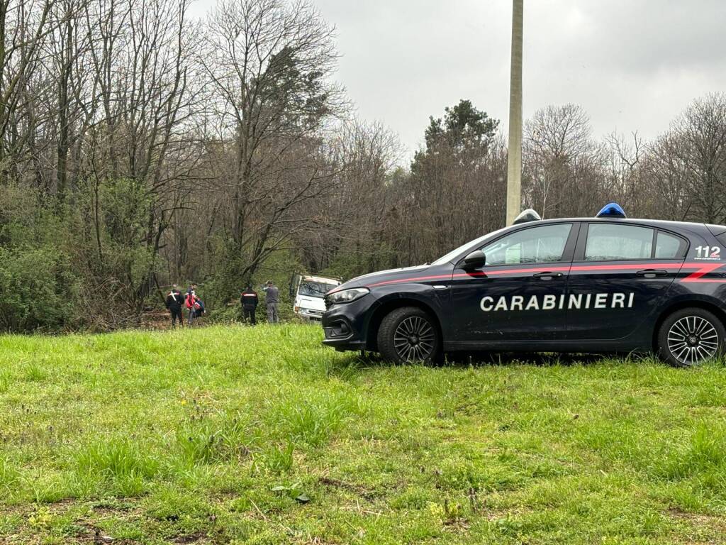 cade un ramo nei boschi di Manzago: grave 46enne