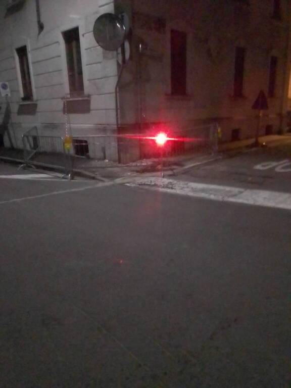 Cadono calcinacci da un palazzo all'incrocio di via Piacenza a Legnano