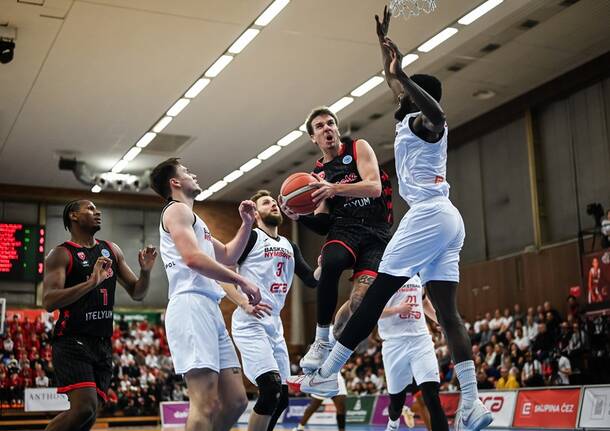 Hugo Besson con la maglia della Pallacanestro Varese