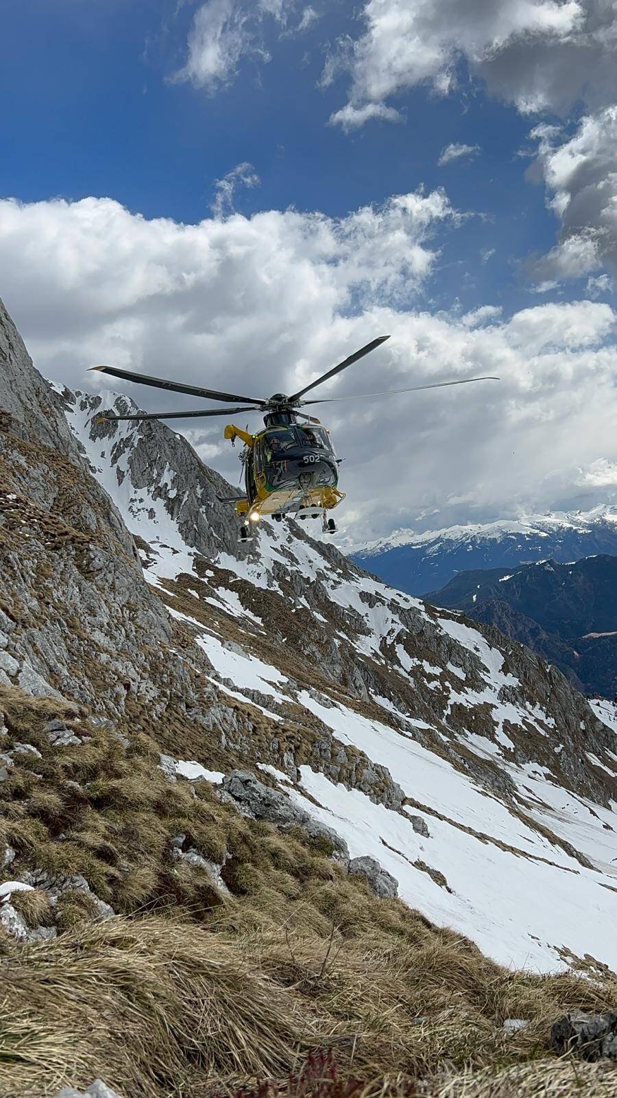 L\'abilità dei piloti della Finanza durante il recupero sulla Presolana