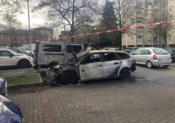 Due auto bruciate in via Moscova a Legnano
