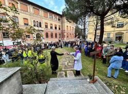 foto della cerimonia in memoria vittime del covid tratta dalla pag Facebook aziendale