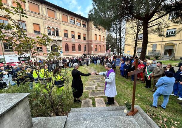 foto della cerimonia in memoria vittime del covid tratta dalla pag Facebook aziendale