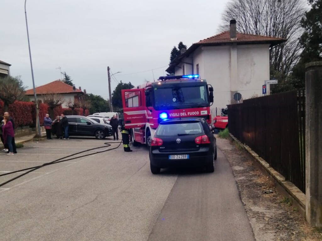 incendio auto golasecca marzo 2024